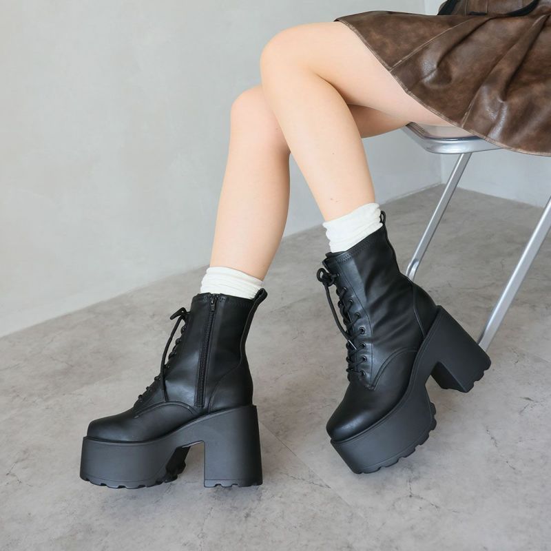 ホワイトプラットフォームブーツ CHARLES & KEITH（チャールズ & キース）の「Abeerden